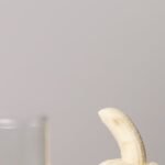 Discover how eating a banana for breakfast affects your blood sugar levels. Learn about glycemic index, ripeness factors, and the best food pairings for stable energy.