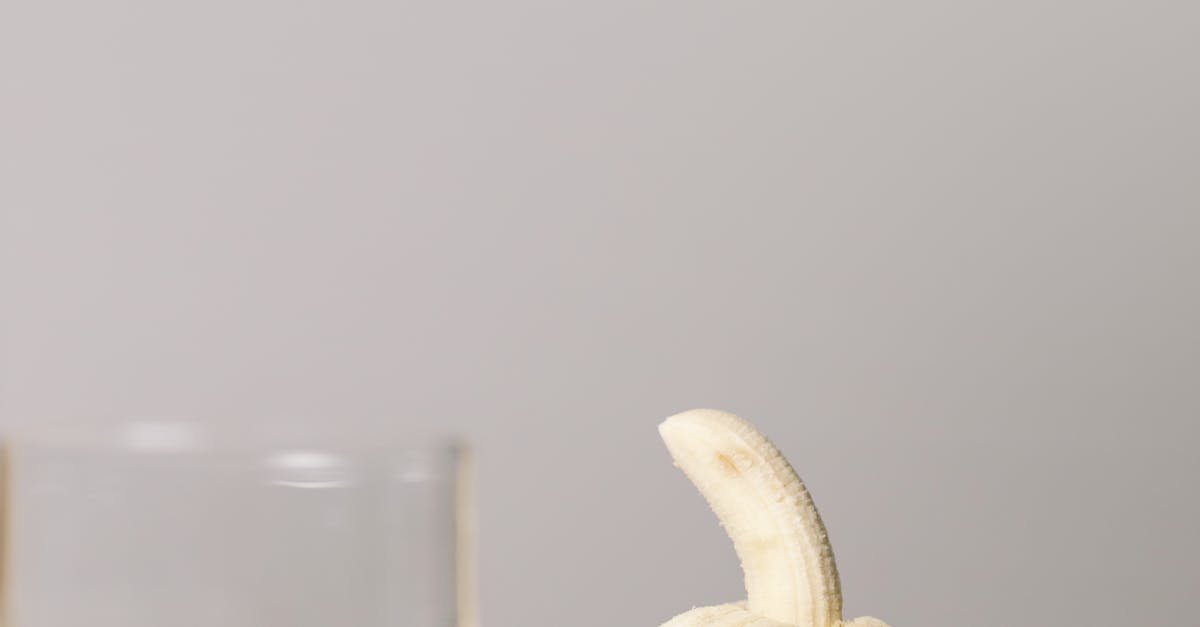 Discover how eating a banana for breakfast affects your blood sugar levels. Learn about glycemic index, ripeness factors, and the best food pairings for stable energy.