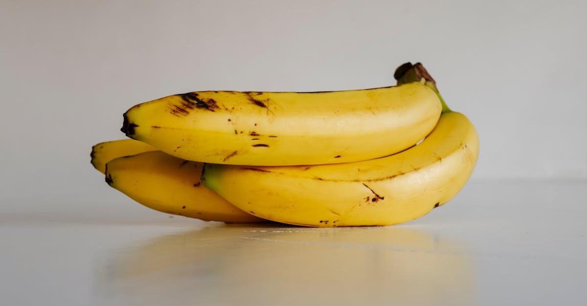 Deciding between bananas and dates for your morning routine? Learn how these fruits impact your digestion and blood sugar when eaten on an empty stomach.