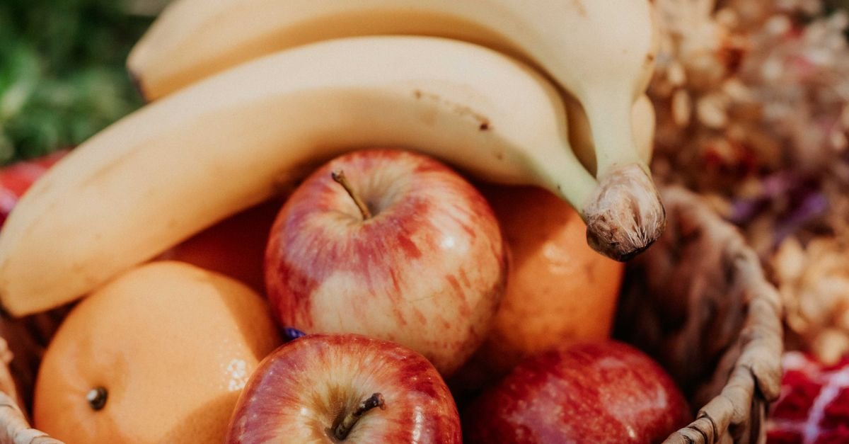 Discover whether apples or bananas are more effective for natural weight loss by comparing their fiber content, calorie counts, and essential nutritional benefits