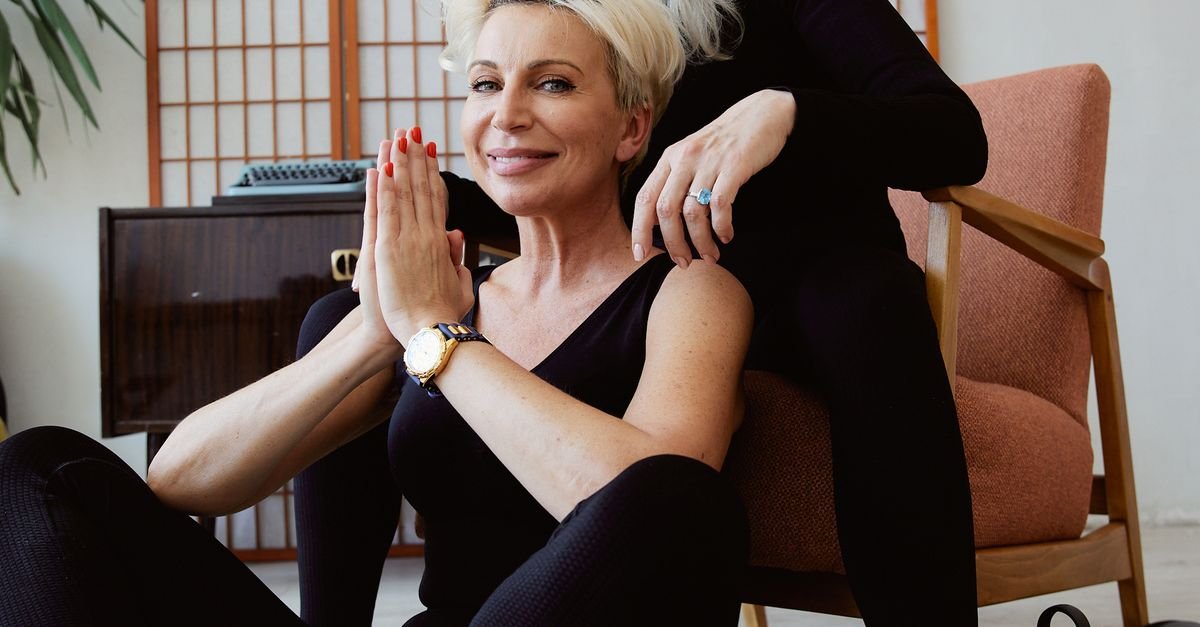 Discover how chair yoga empowers seniors and those with limited mobility. Learn seven safe asanas to improve flexibility, circulation, and mental clarity from a seated position.