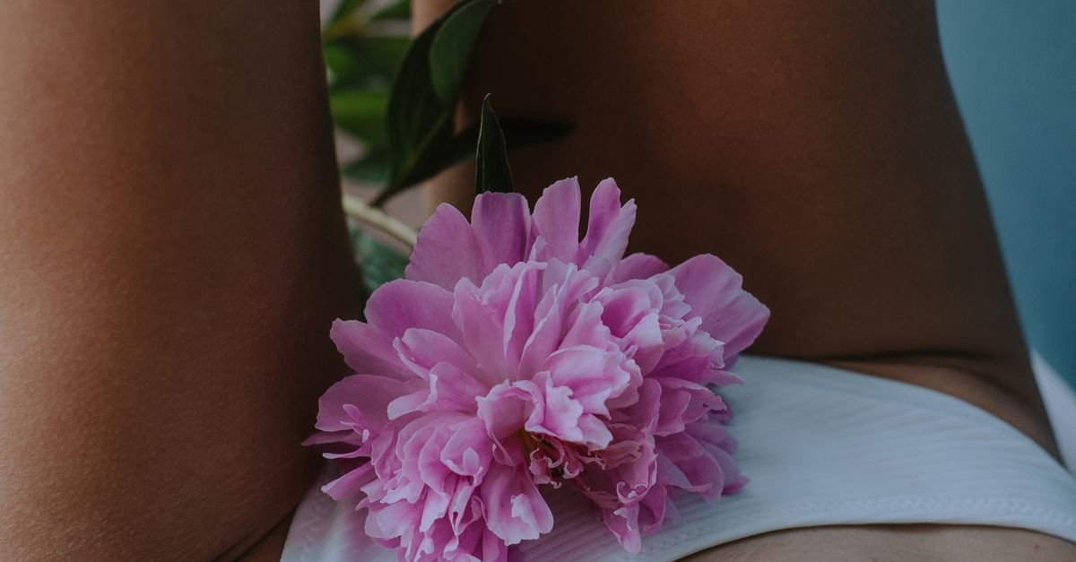 Discover the traditional benefits of applying natural oils to the navel. Learn how specific oils like castor, coconut, and sesame promote relaxation, skin comfort, and nourishment.