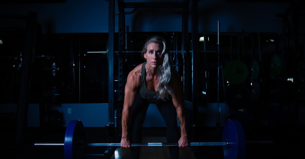 how regular weightlifting can slow biological brain ageing by 2.3 years while boosting neural connectivity and mental focus according to a 2026 study.