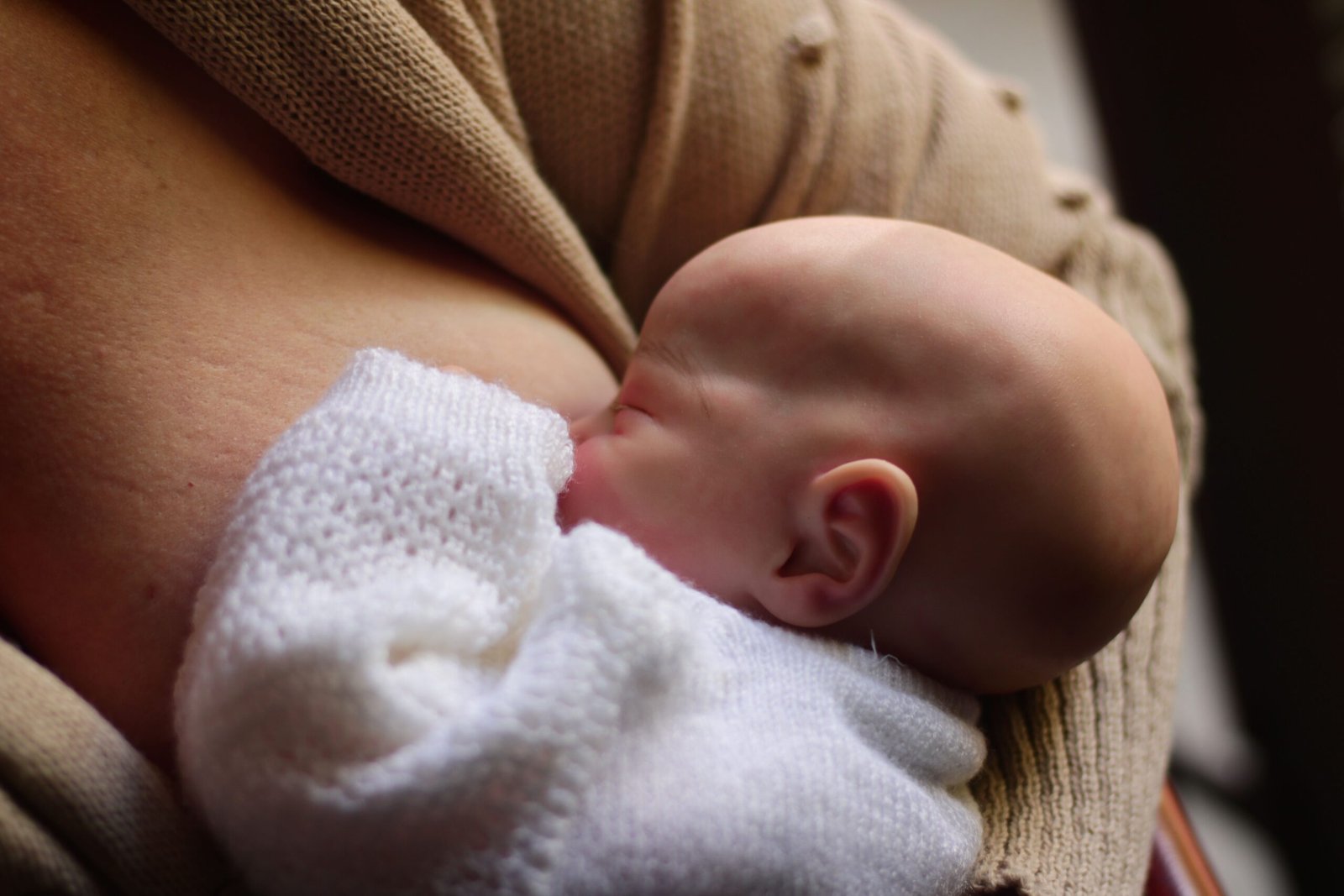 JAMA Network Open study of 470 women finds 80% or more breast milk feeding reduces hypertriglyceridemia and improves cholesterol ratio postpartum after gestational diabetes.