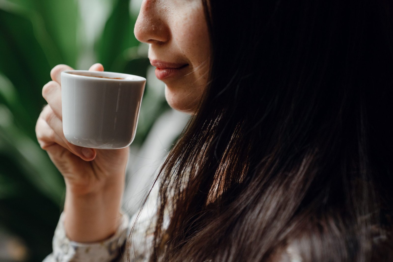 Showa Pharmaceutical University study in Nutrients finds 20 students reported less fatigue and tension after 5 minutes beside brewed coffee without drinking, EEG relaxation index rose but heart rate unchanged.