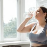 morning mistakes harm kidneys: not drinking water before coffee, holding pee, painkillers empty stomach, skipping hydration after exercise, skipping breakfast.
