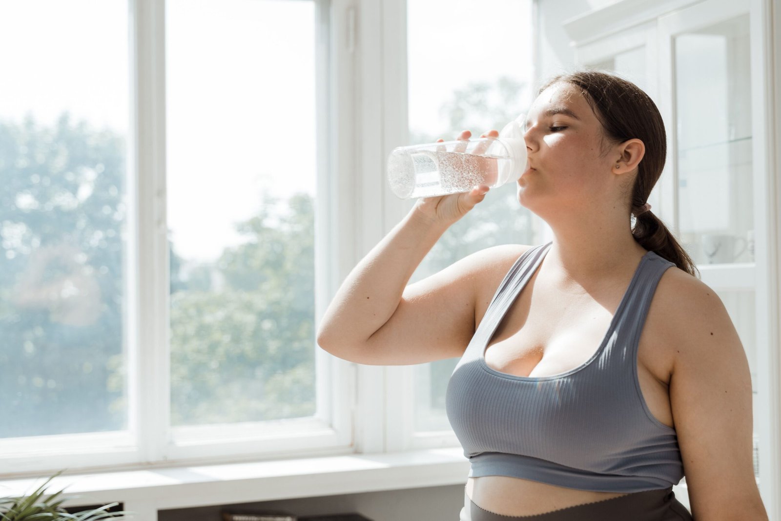 morning mistakes harm kidneys: not drinking water before coffee, holding pee, painkillers empty stomach, skipping hydration after exercise, skipping breakfast.